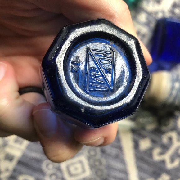 Lot of 7 Glass and Ceramic Bottles - Picture 7 of 13